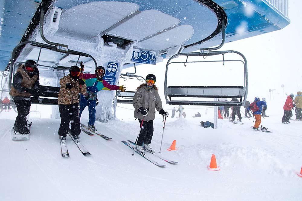 Skifahrer vor dem 4er-Sessellift im Revelstoke Mountain Resort