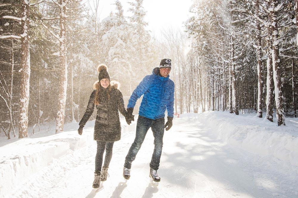 Paar beim Eislaufen auf dem Skatingloop im Blue Mountain Resort