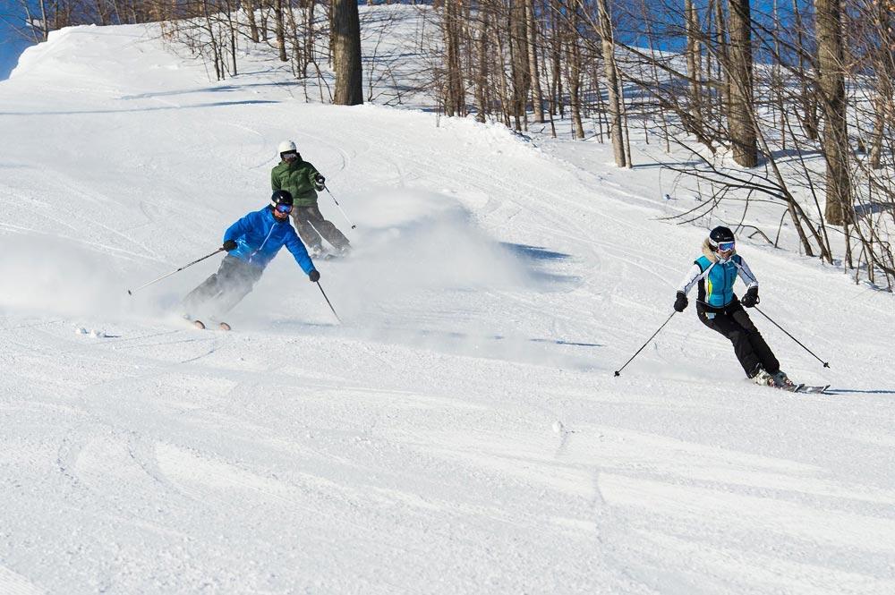 Skifahrer auf einer Piste im Skigebiet Blue Mountain