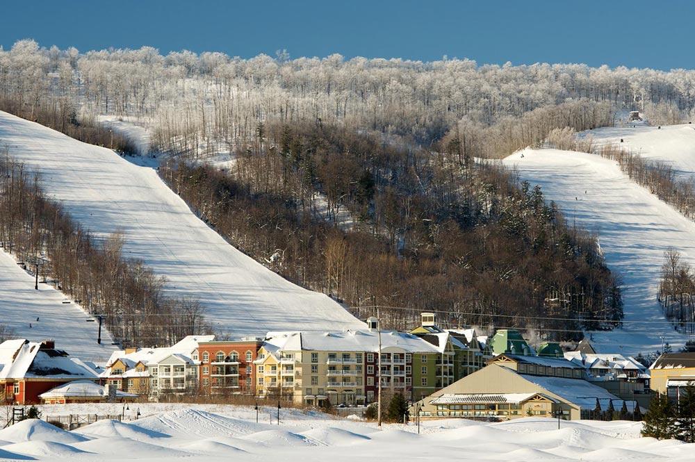 Blue Mountain Village, im Hintergrund Pisten des Blue Mountain Skigebiet