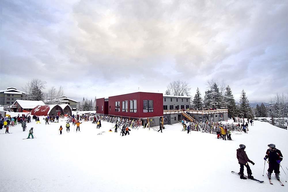 Blick auf Wintersportler vor der Talstation des Red Mountain Resorts