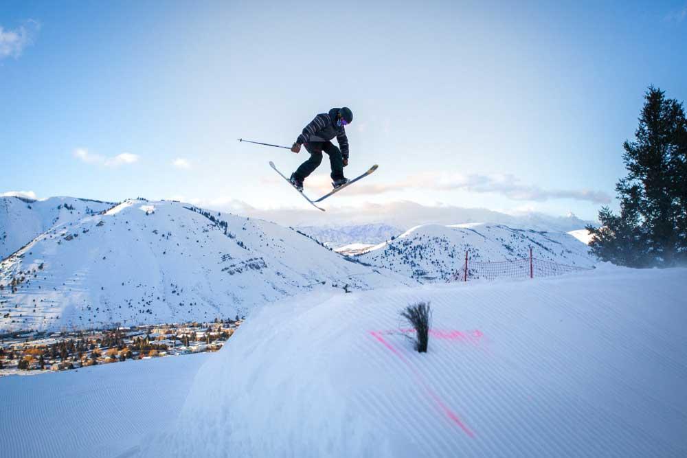Jump mit den Skiern im Terrain park
