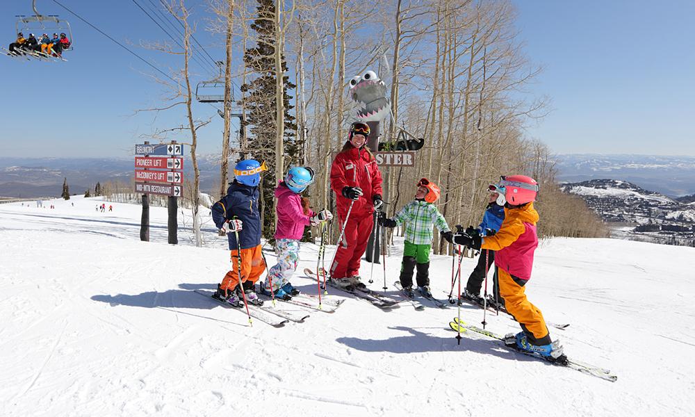 Kinder mit dem Skilehrer in Park City