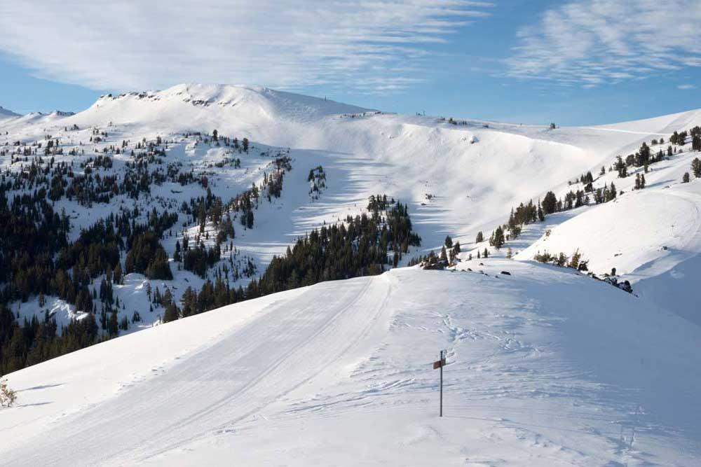 Breite Pisten im Skigebiet