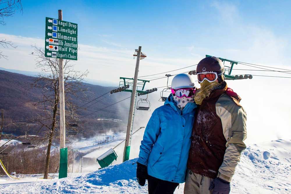 Ein junges Paar mitten im Skigebiet