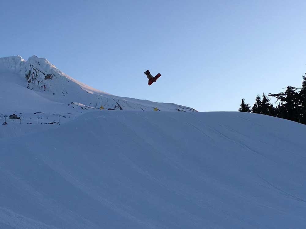 Jump mit dem Snowboard