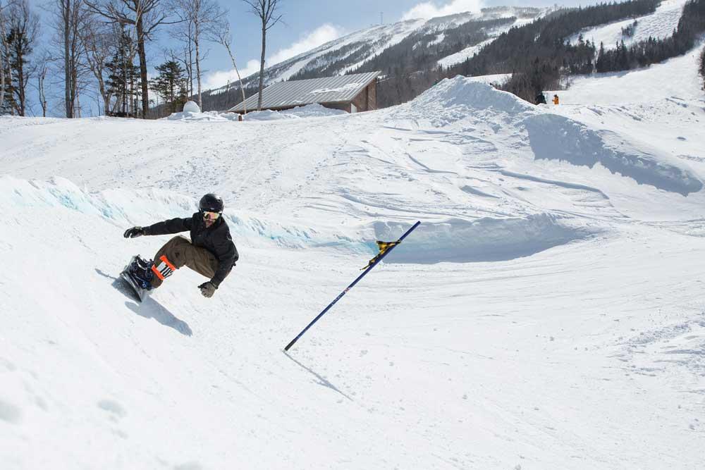 Bank Slalom mit dem Snowboard