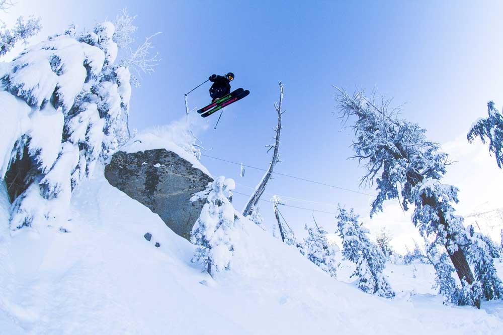Jump mit den Skiern