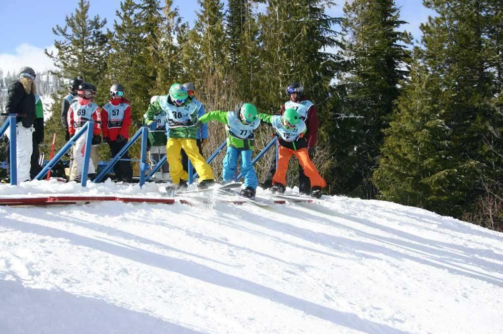 Kids beim Boardercross-Kurs im Skigebiet 49 Degrees North