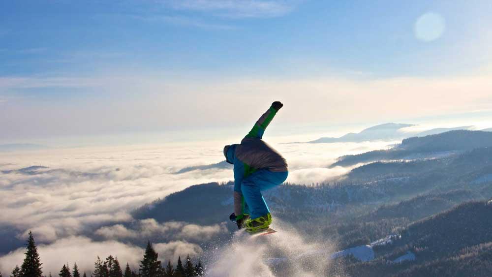 Snowboarder im Skigebiet von Mount Spokane