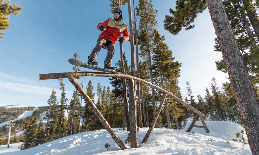 Snowboarder auf einem Hindernis im Big Sky Resort