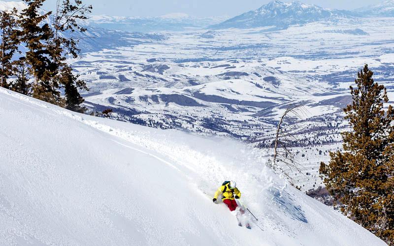Skifahrer beim Tiefschneefahren am Powder Mountain