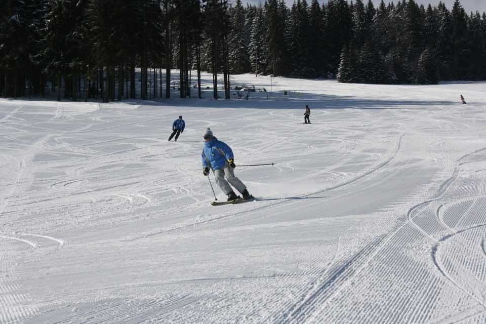 Skifahrer im Skigebiet Zadov - Churánov