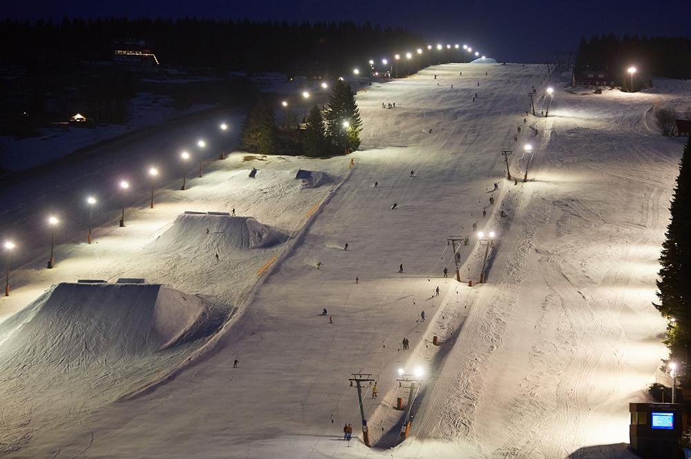 Nachtskifahren im Skigebiet Pec-Petzer