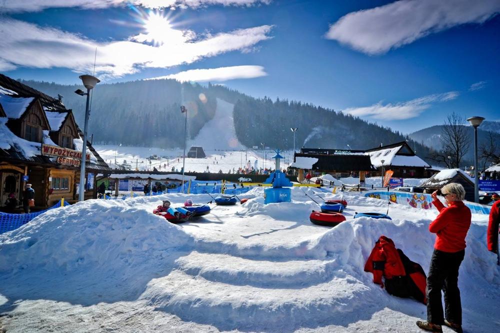 Schneekarusell auf dem Winterspielplatz im Skigebiet Nosal in Zakopane