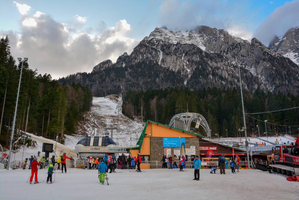 Blick auf die Talstation des Skigebietes Busteni