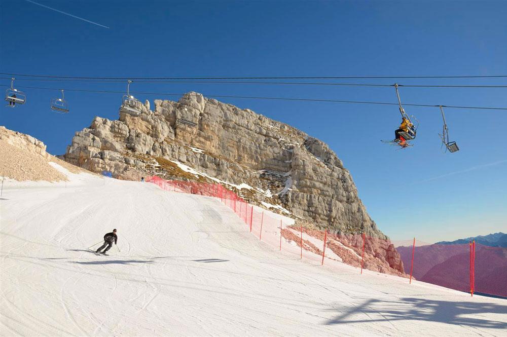Sessellift und Piste im Skigebiet Bovec