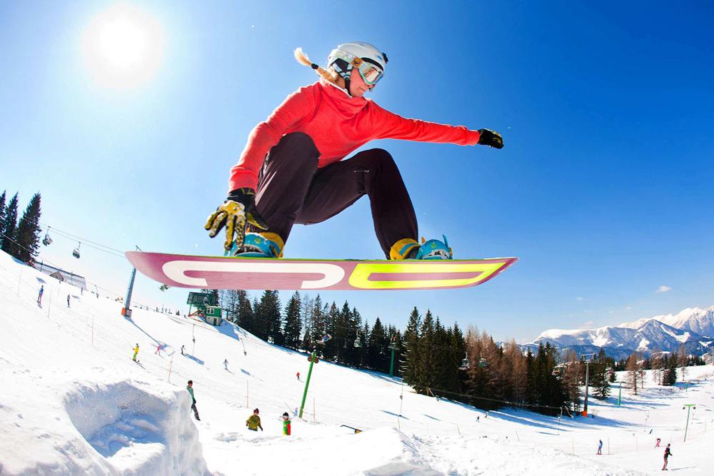 Snowboarderin im Snowpark Cerkno