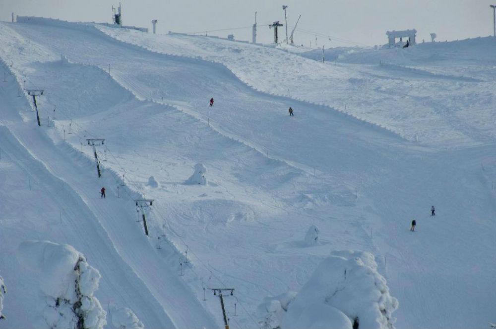 Blick auf die Pisten im Skigebiet Ski Levi