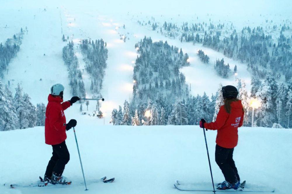 Skifahrer im Skigebiet Saariselkä