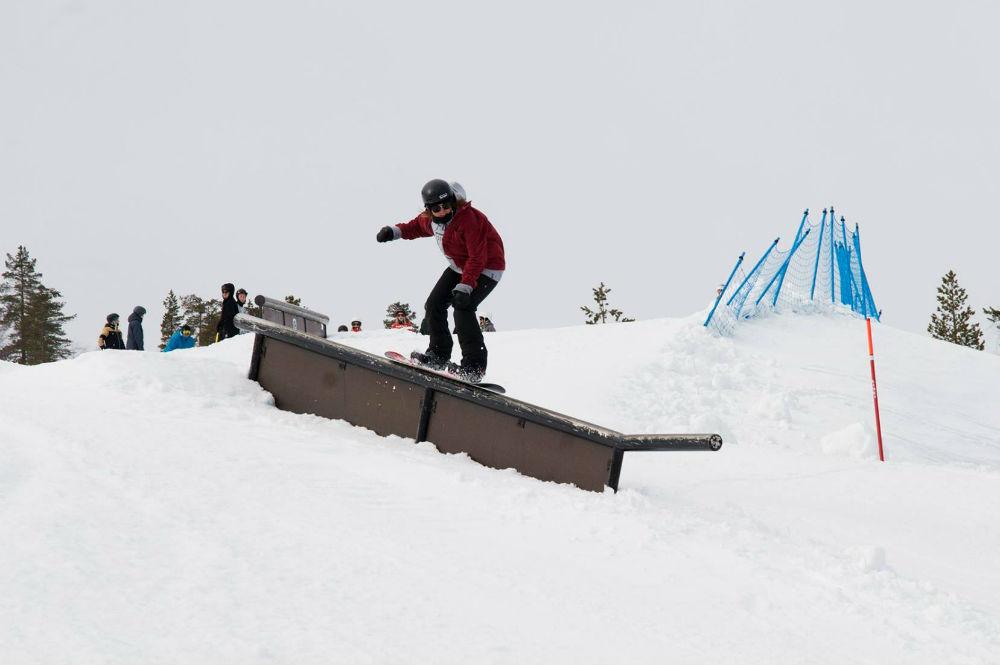 Snowboarder im Fun Park im Skigebiet Pyhä-Luosto