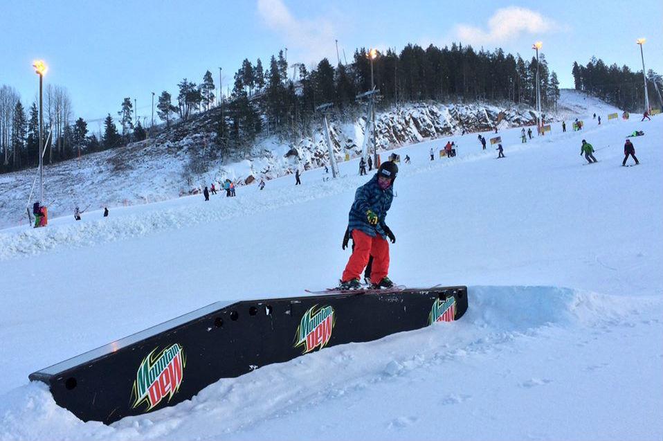 Snowboarder im Mountain Dew Park im Skigebiet Himos