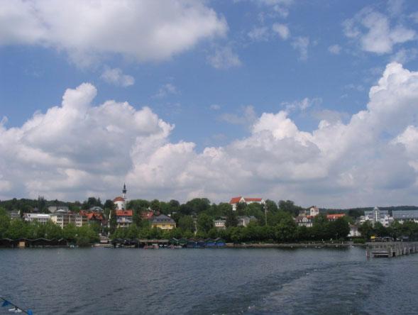 Blick vom See auf Starnberg