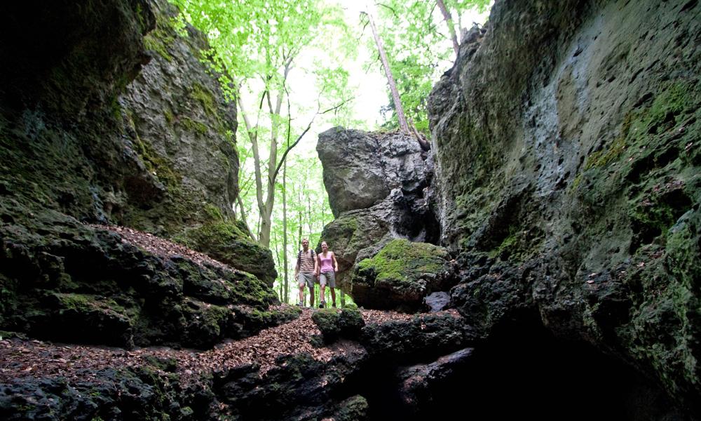 Wanderer auf dem Höhlenrundwanderweg in Hirschbach