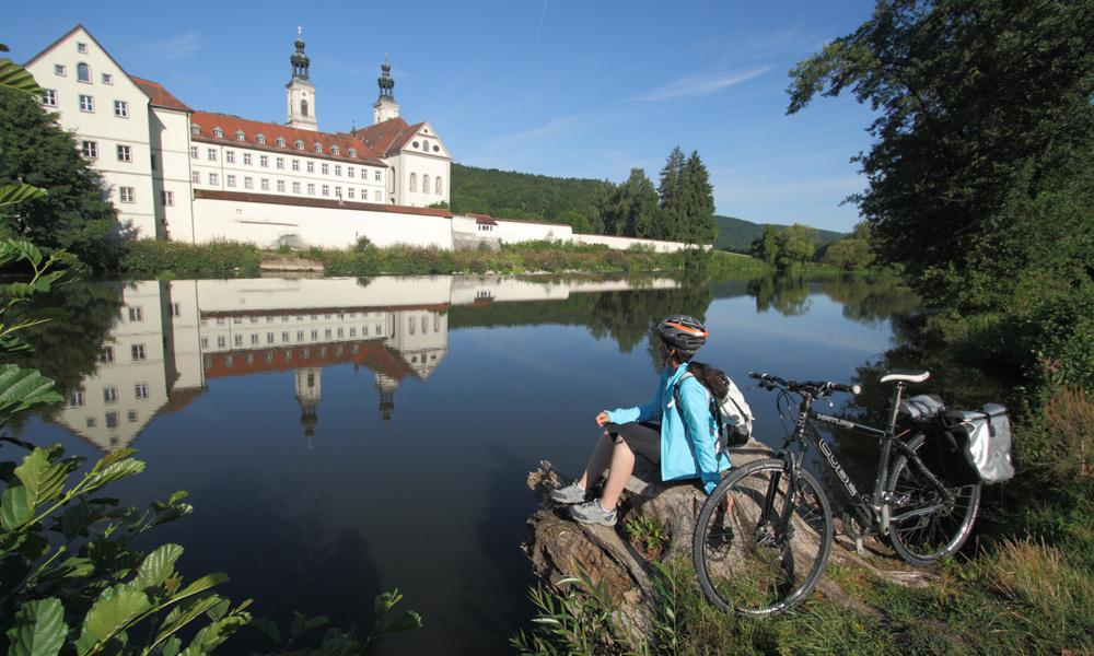 Radfahrer macht Pause am Kloster Pielenhof