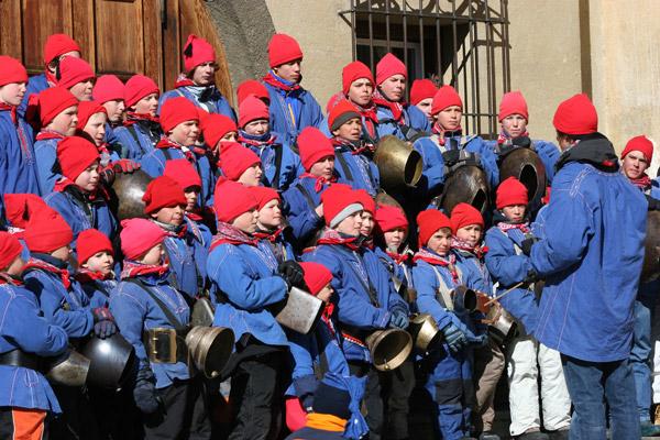 Jeweils am 1. März findet in Zuoz der traditionelle Chalandamarz statt