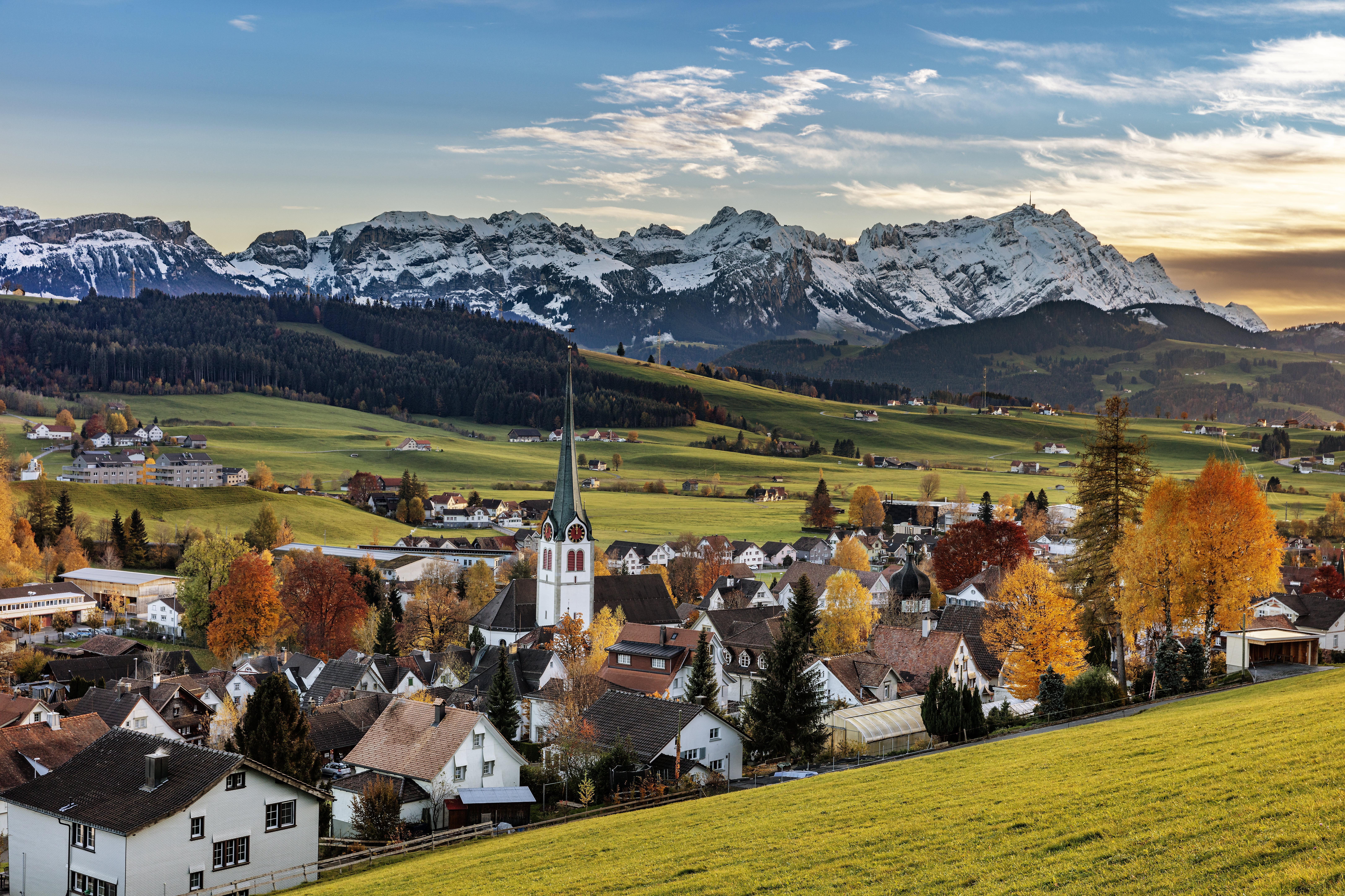 Die Gemeinde Gais, Mittelland, präsentiert sich im Herbst vor dem Alpstein.