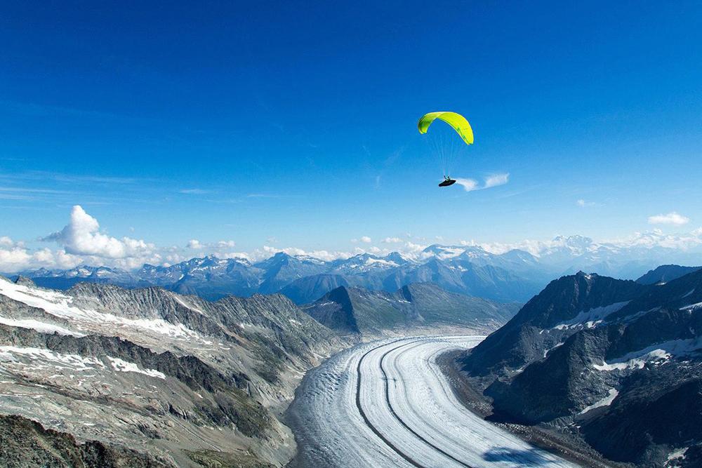Paraglider über dem Aletschgletscher