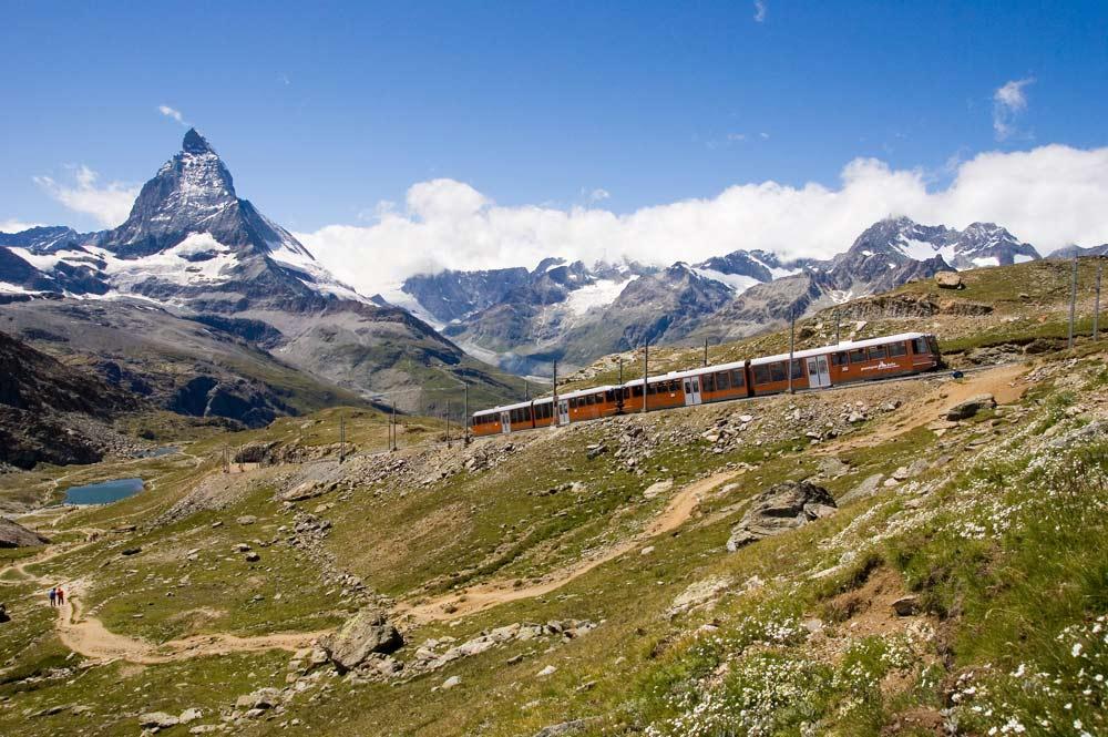 Die Gornergrat Bahn im Sommer vor der Kulisse des Matterhorns
