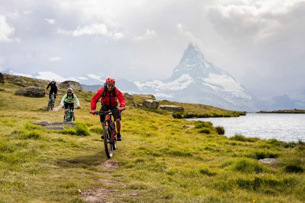Biken beim Stellisee mit Blick zum Matterhorn