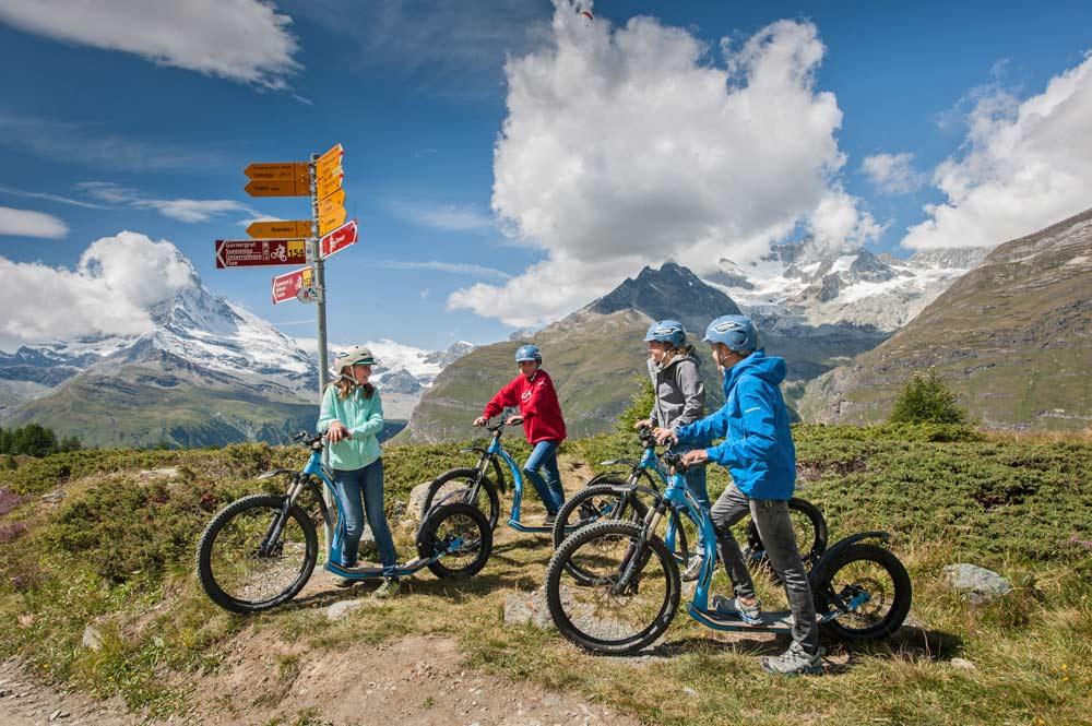 Radfahrer beim Kickbiking von Sunnegga nach Zermatt