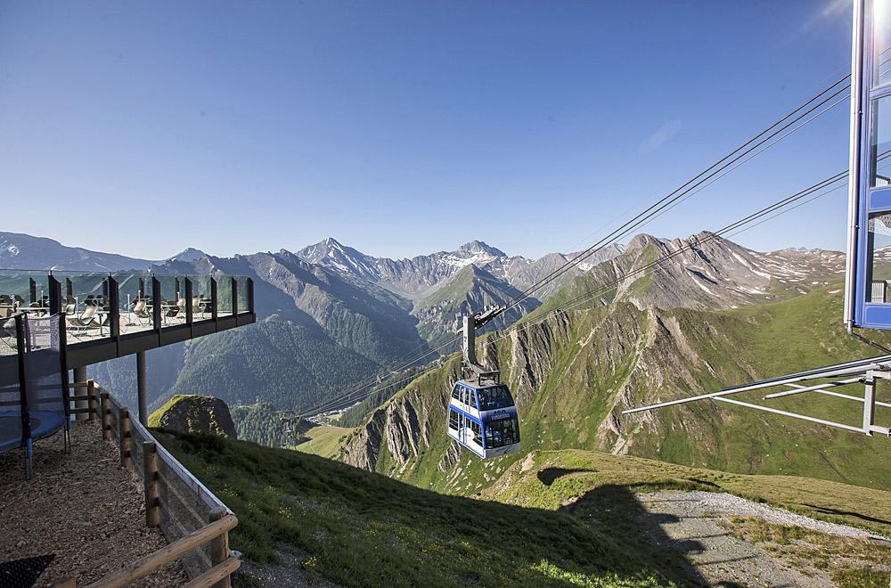 Die Doppelstockbahn führt von Samnaun auf den  Alp Trida Sattel.