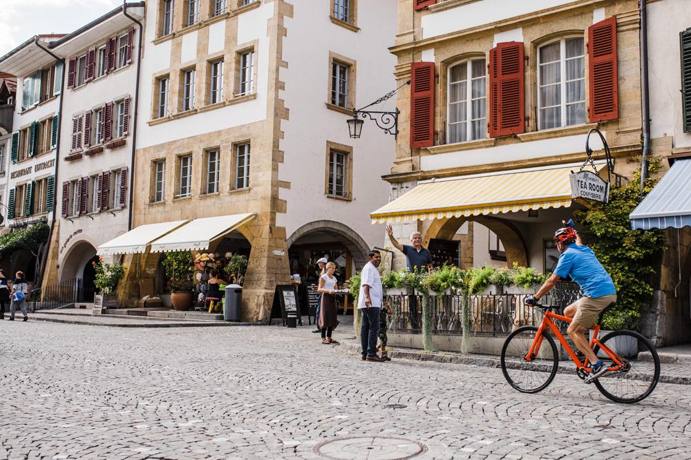 Radfahrer in der Altstadt von Murten