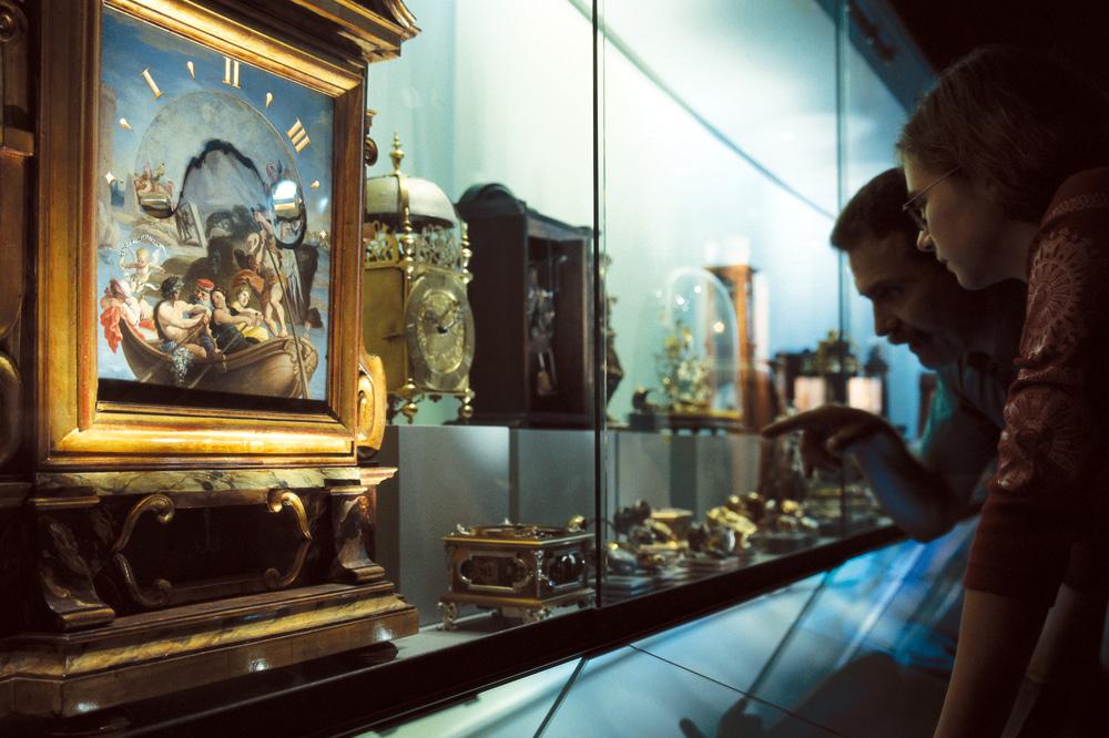 Besucher im Uhrenmuseum in Le Locle