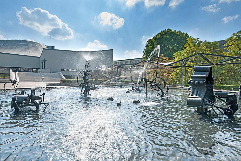 Skulpturen des Tinguely-Brunnens Basel mit dem Theater im Hintergrund