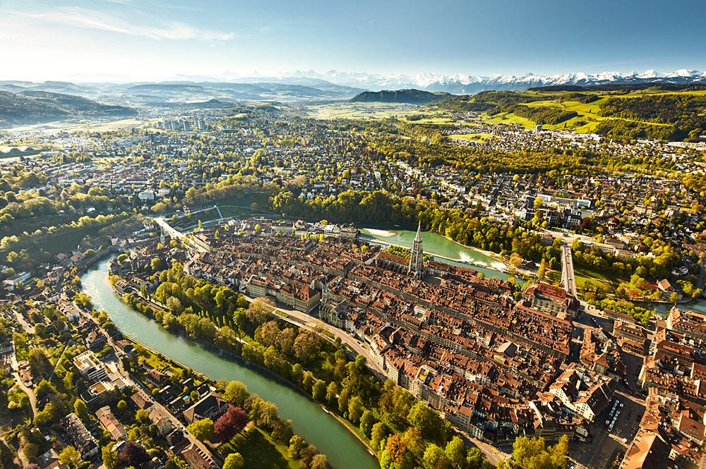 Die Berner Altstadt ist von der Aareschlaufe umgeben /