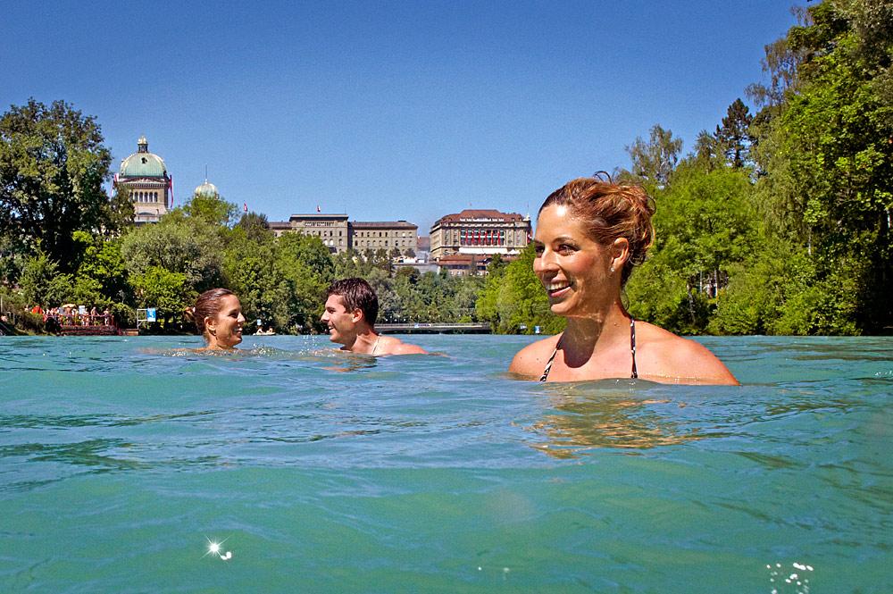 In der Aare in Bern schwimmen die Menschen an heißen Tagen