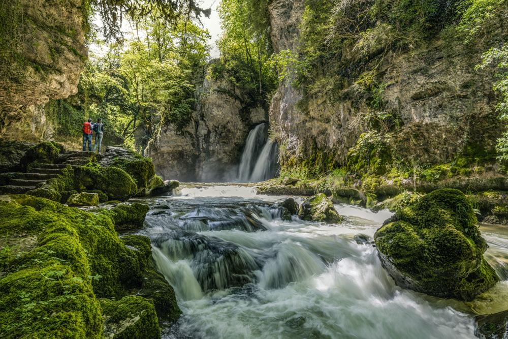 Wanderer bei Wasserfall Tine de Conflens im Waadtland