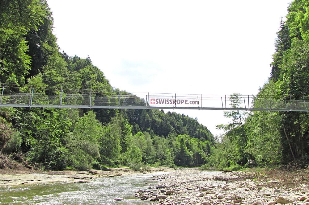 Fußgängerhängebrücke über die Sense im Naturpark Gantrisch