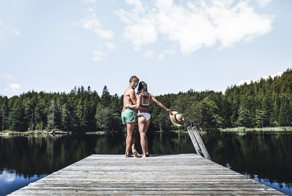 Paar auf einem Steg am See in Seefeld