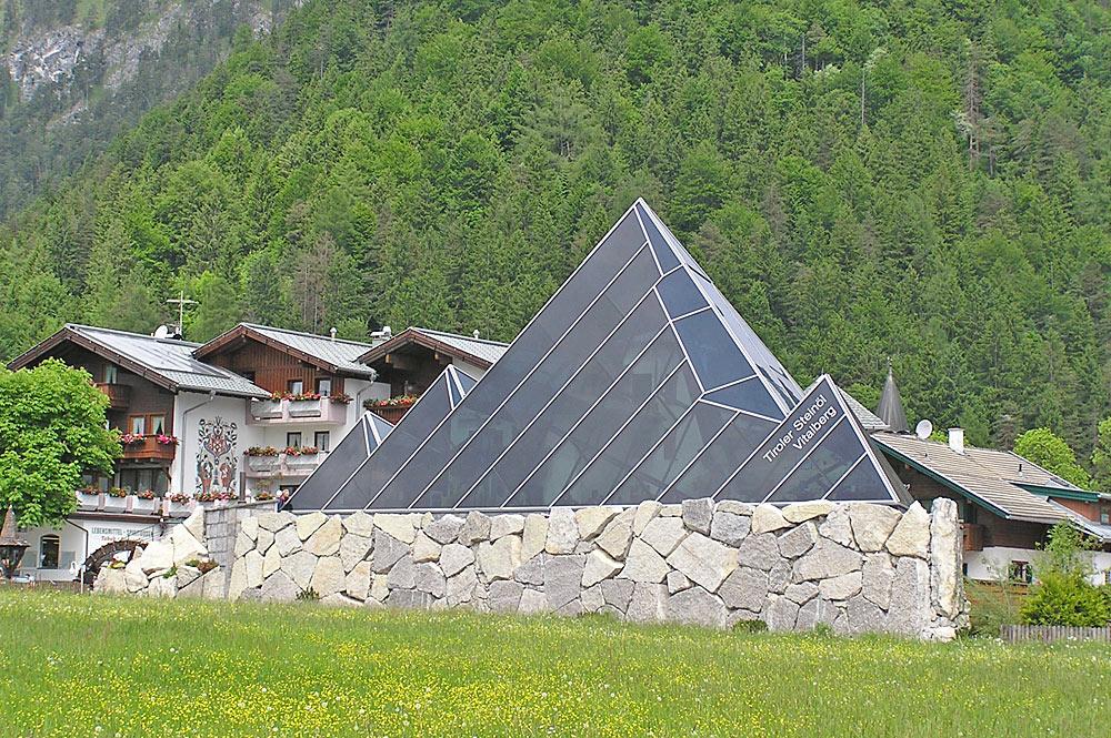 Blick auf die Glaspyramide des Tiroler Steinölmuseums auf dem Vitalberg Pertisau
