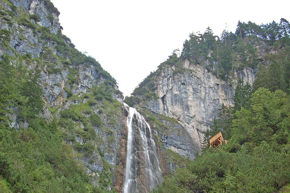 Blick von unten auf die Aussichtsplattform und den Dalfazer Wasserfall bei Maurach-Eben