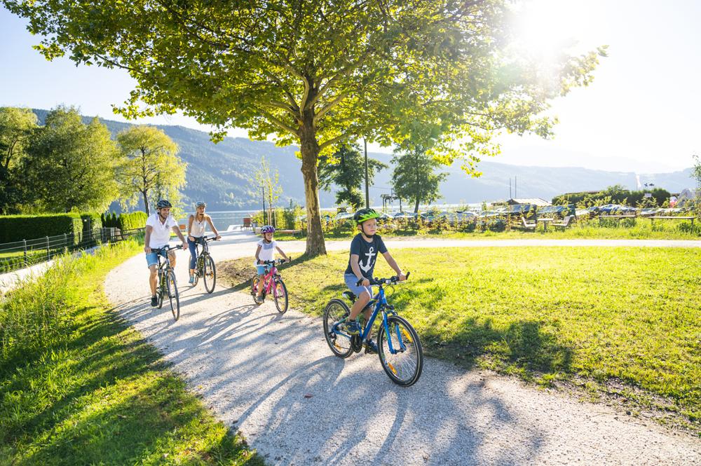 Familie beim Radfahren am Millstätter See