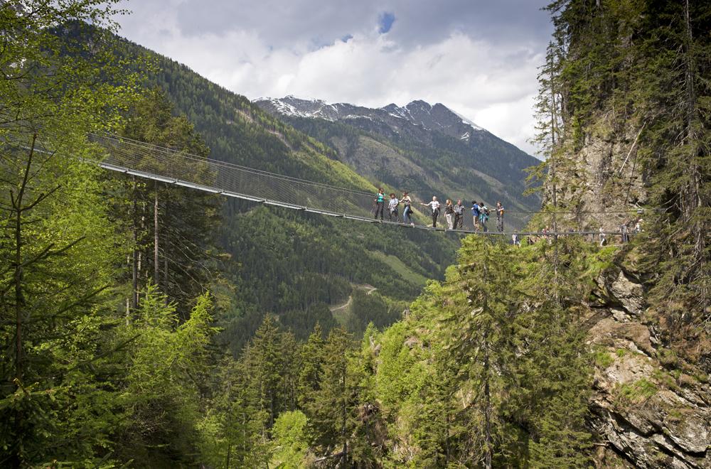 Wanderer auf einer Hängebrücke in Schladming-Dachstein