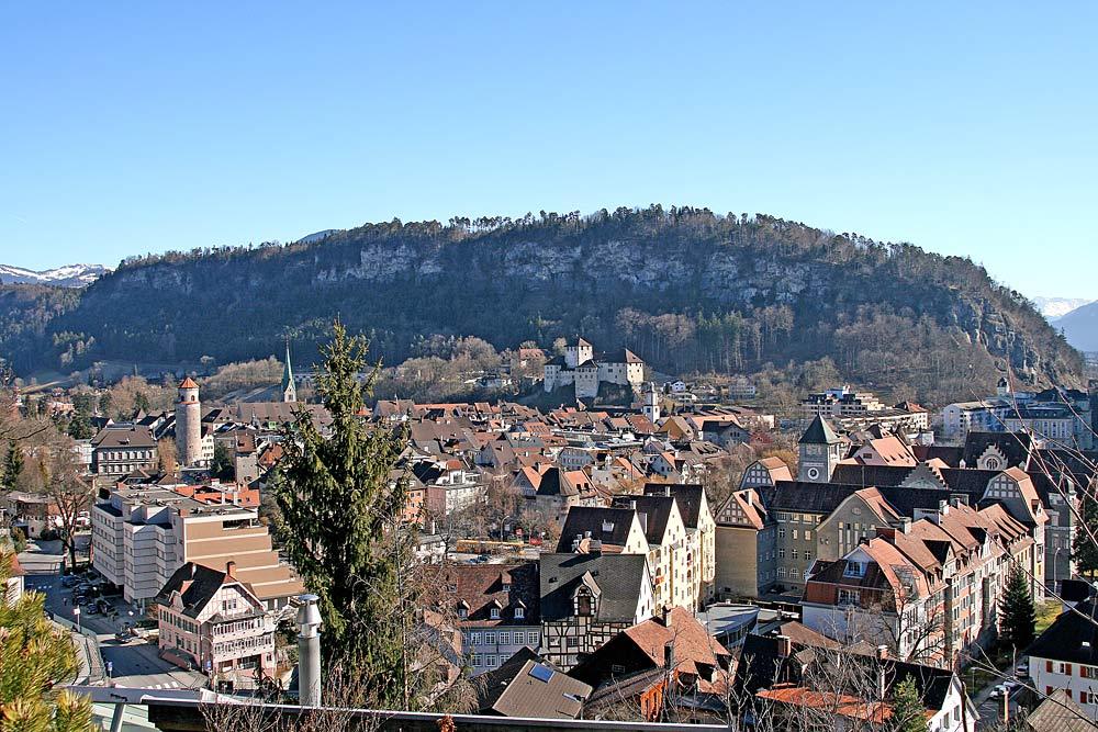 Blick auf die Altstadt von Feldkirch mit Katzenturm, Dom St. Nikolaus und Schattenburg