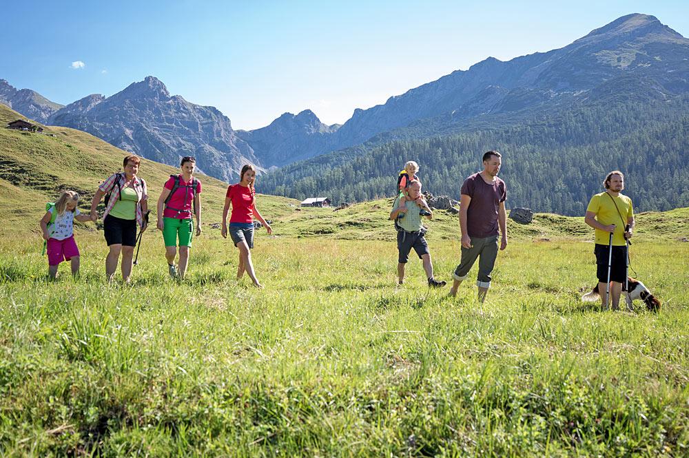 Familie beim Wandern im Naturpark Weißbach im Salzburger Saalachtal